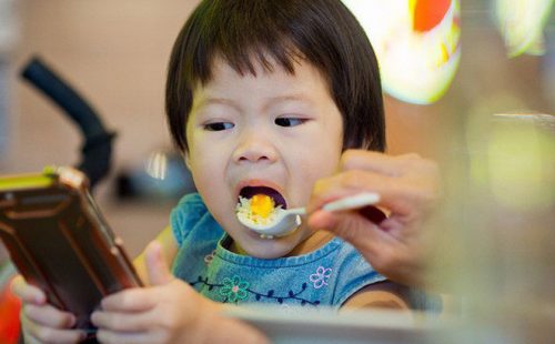 “ Dụ” trẻ ăn cơm bằng chương trình thiếu nhi nên hay không?